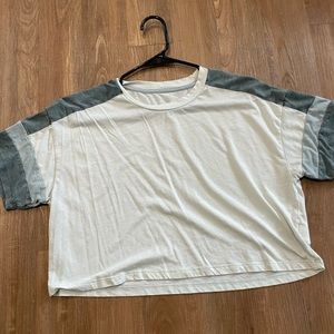 AMERICAN EAGLE OUTFITTER cropped t shirt